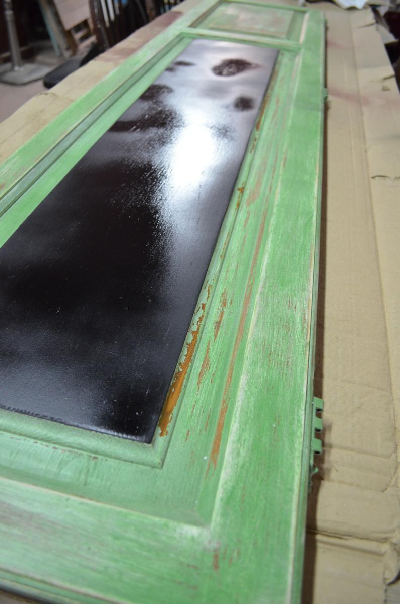 Puerta transformada en pizarra