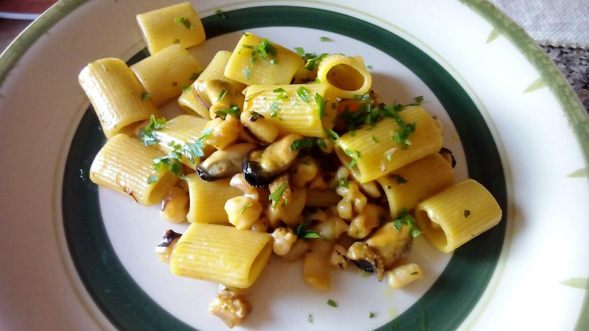 Pasta con mejillones y sepias - Mezzi Paccheri con mejillones y sepias - Mezzi Paccheri con seppie e cozze - Pasta with mussels and squid