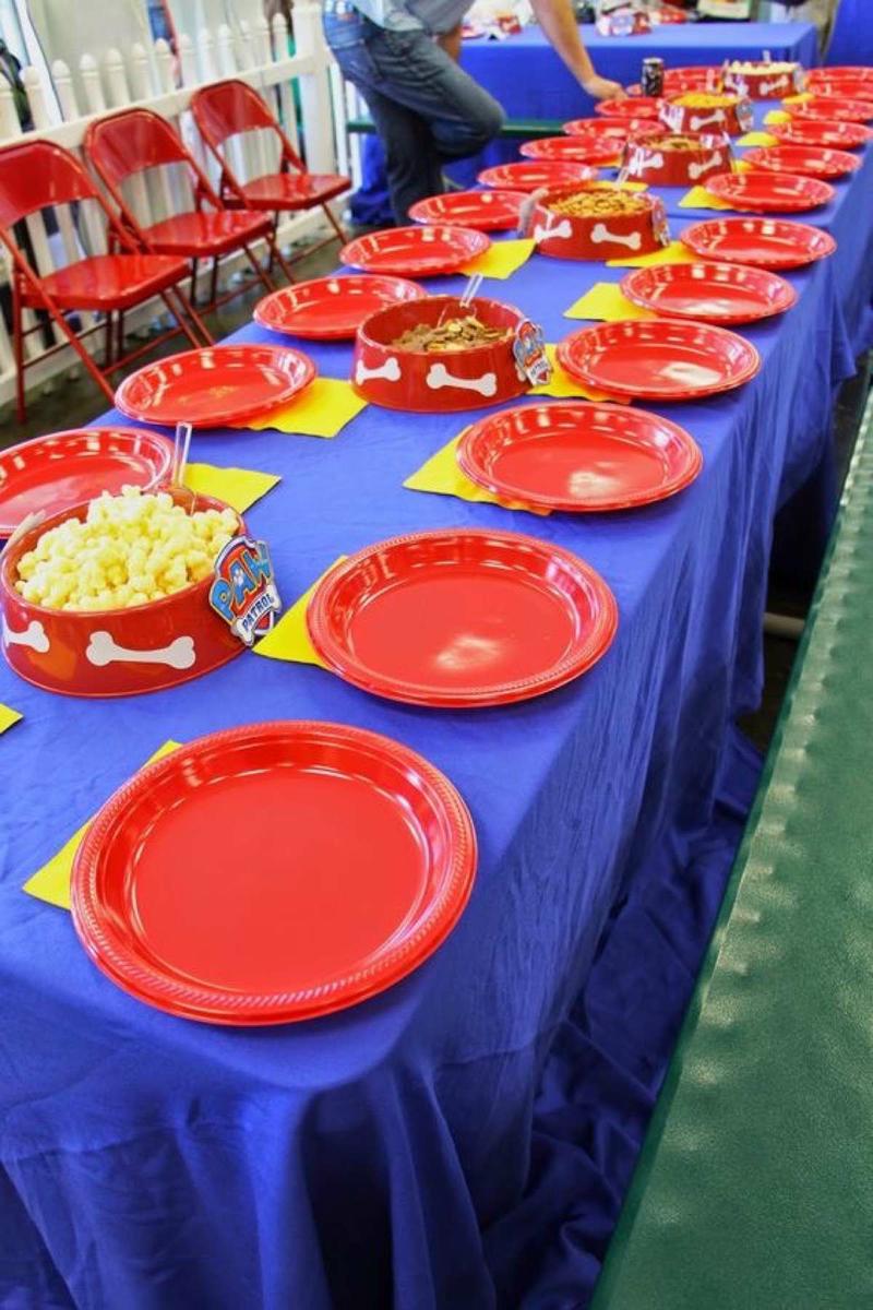 mesa de cumpleaños de la patrulla canina