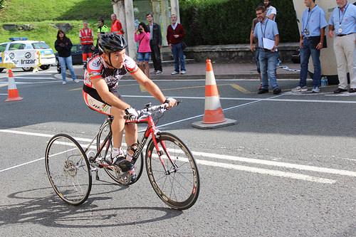 Dentro del ciclismo adaptado, podemos encontrar deportistas que no pueden mantener el equilibrio sobre dos ruedas