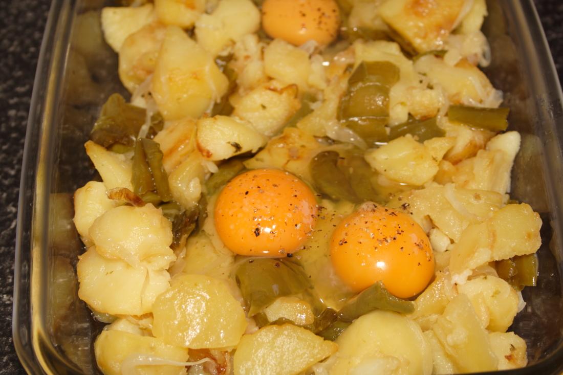 HUEVOS CON PATATAS EL HORNO 4