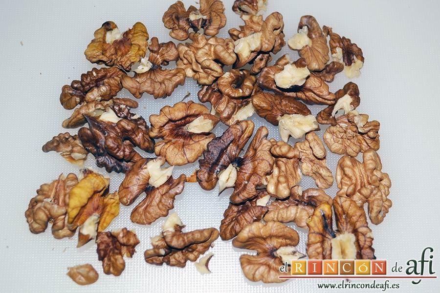 Costillas crujientes de cerdo en leche, trocear un puñado de nueces