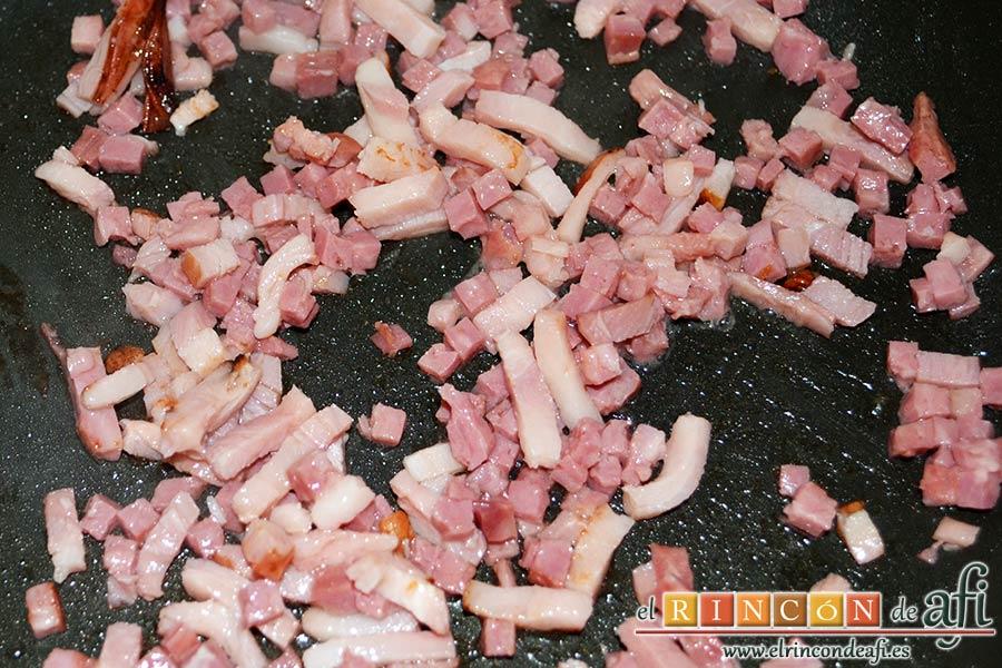 Costillas crujientes de cerdo en leche, dorar los taquillos de bacon