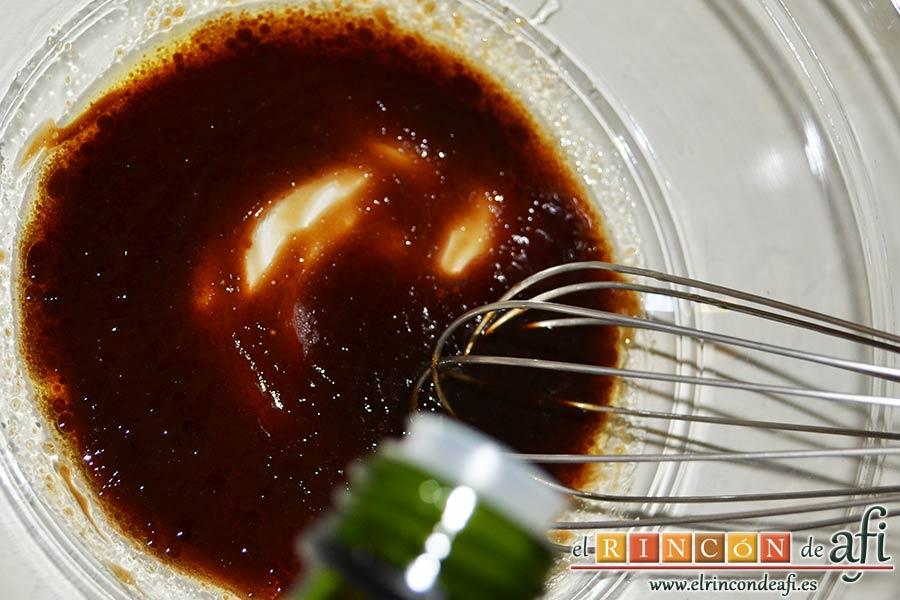 Costillas crujientes de cerdo en leche, mezclar el vinagre balsámico con la cucharadita de miel con aceite de oliva