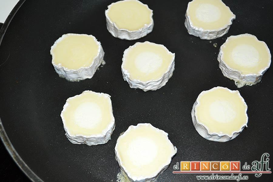 Costillas crujientes de cerdo en leche, dorar el queso de cabra en medallones sin aceite