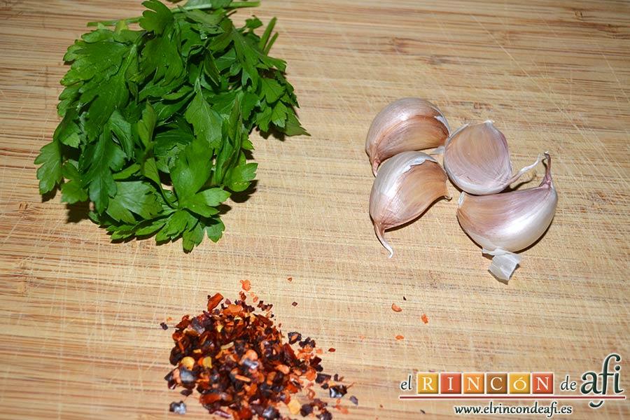 Costillas crujientes de cerdo en leche, preparamos perejil, ají y dientes de ajo para hacer un majado