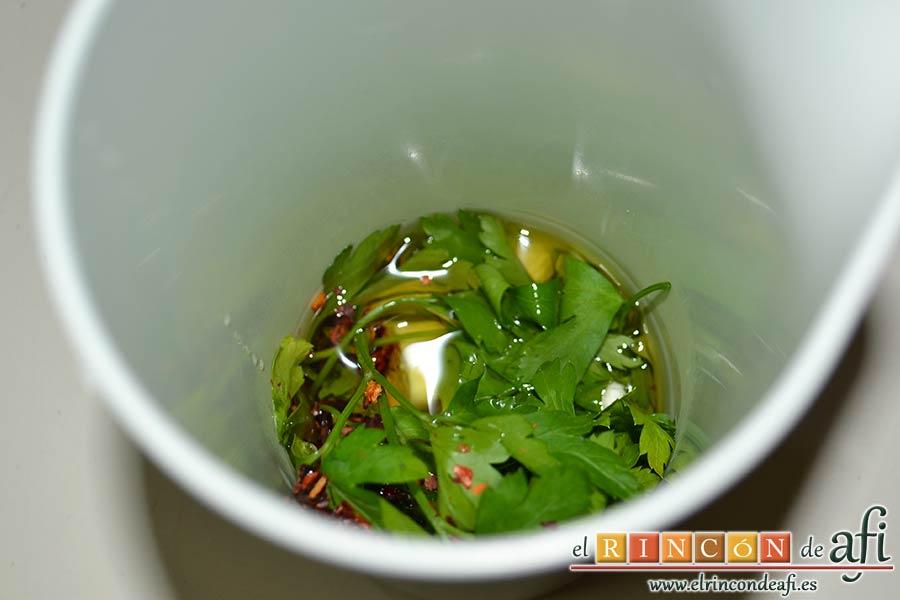 Costillas crujientes de cerdo en leche, lo ponemos en el vaso de la minipimer con un chorro de aceite y sal