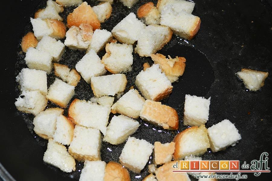Costillas crujientes de cerdo en leche, freír unos taquitos de pan
