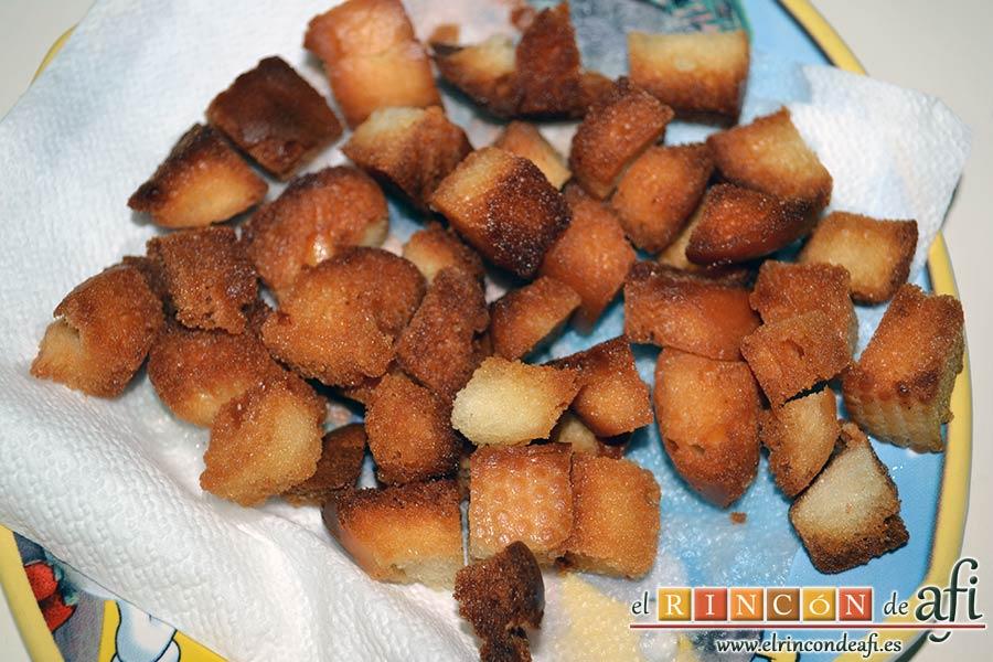 Costillas crujientes de cerdo en leche, escurrir sobre papel absorbente