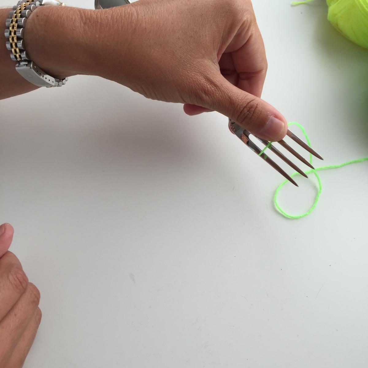 Enrollamos la lana al rededor del tenedor