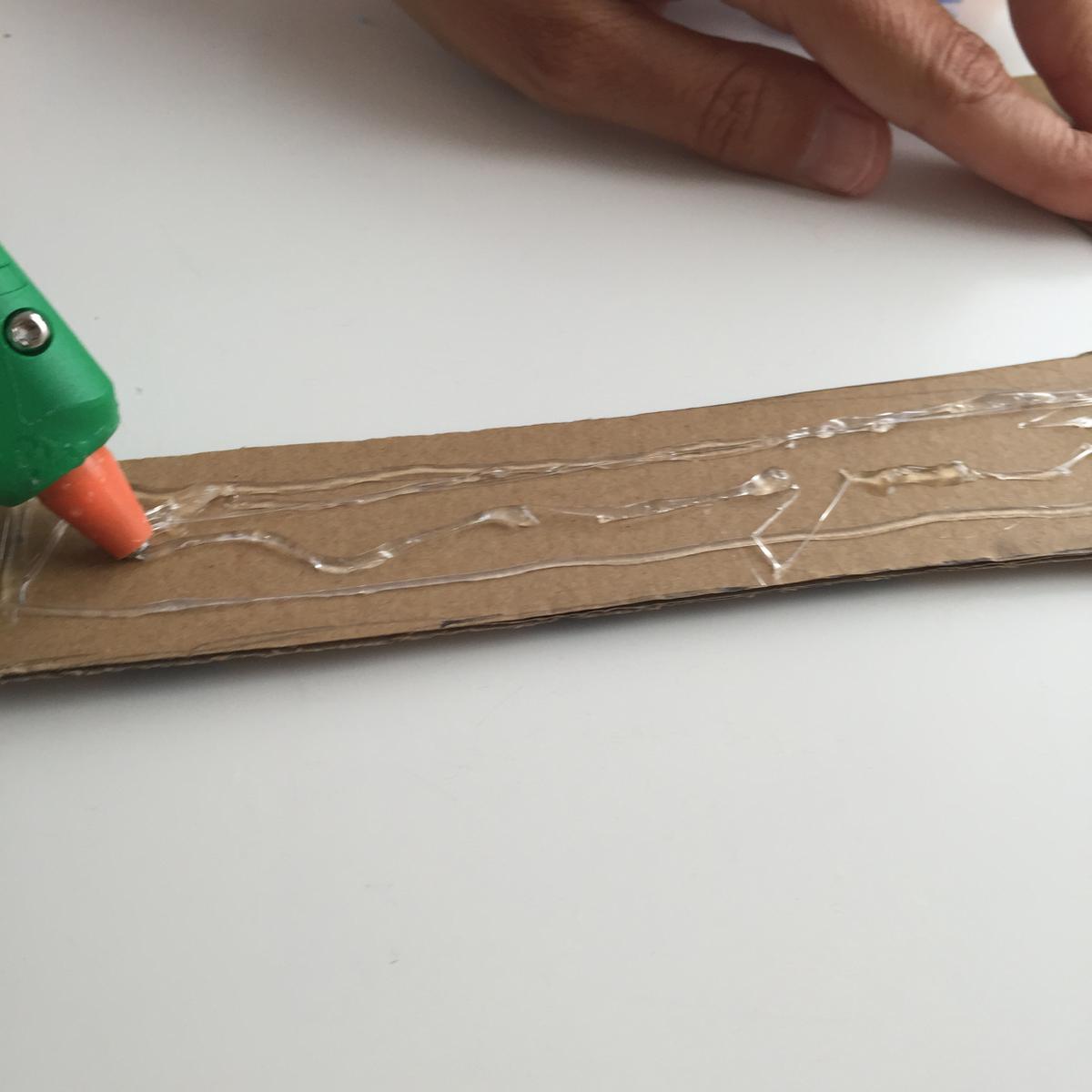 ponemos un poco de silicona en el carton