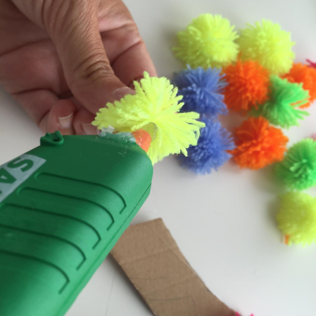 ponemos silicona en cada pompom