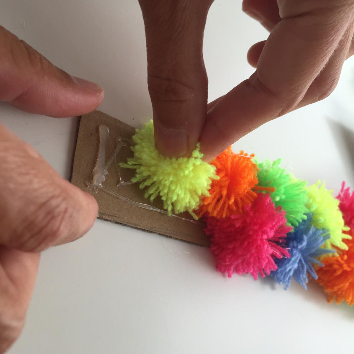 pegamos los pompones en el cartón