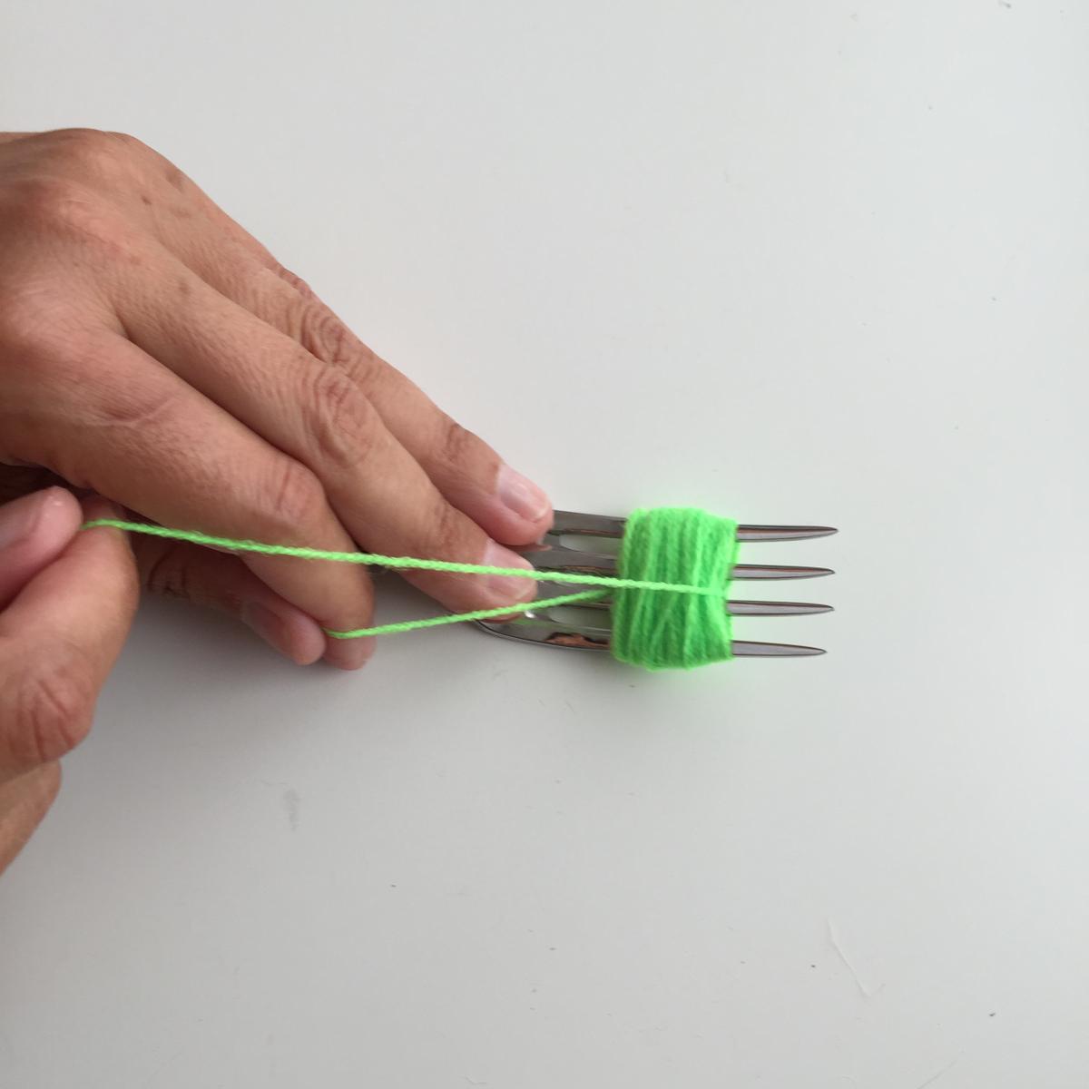 Pasamos un trozo de lana por el medio