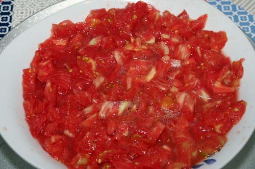 cortar-el-tomate-en-trozos-pequeños