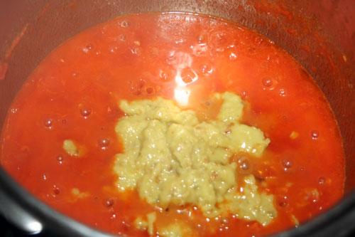 incorporar-la-cebolla-y-el-pimiento-batido-al-tomate-frito-casero