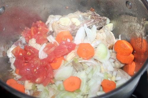 agregar-las-verduras-al-pollo-a-la-cerveza