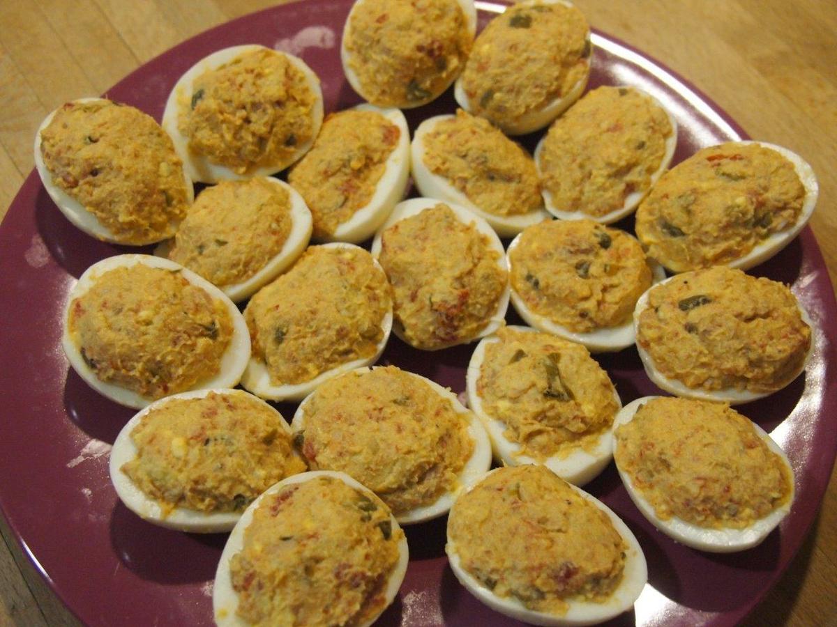 Huevos rellenos de atún3