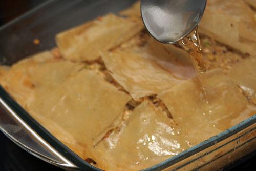 agregar-el-almíbar-al-Baklava