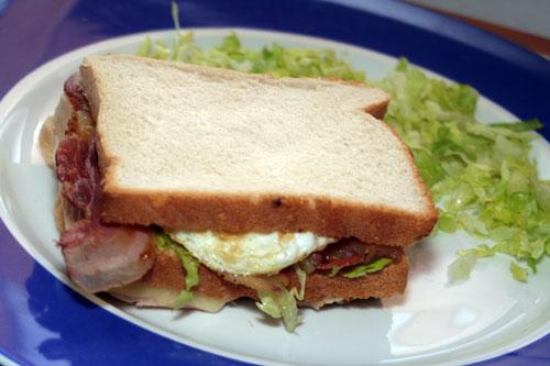 poner-la-última-rebanada-de-pan-de-molde-en-el-Sandwich-Club