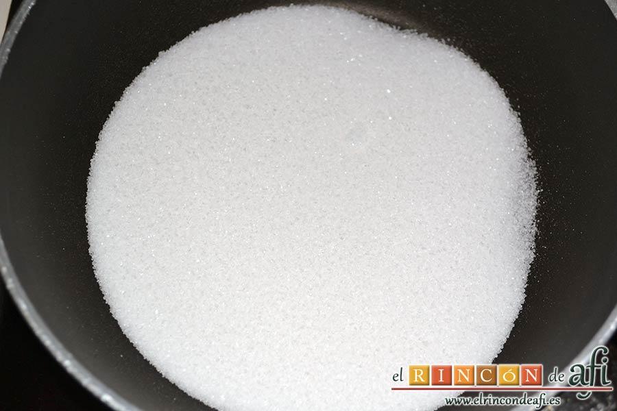 Tocinillo de cielo, ponemos en una sartén las 4 partes de azúcar