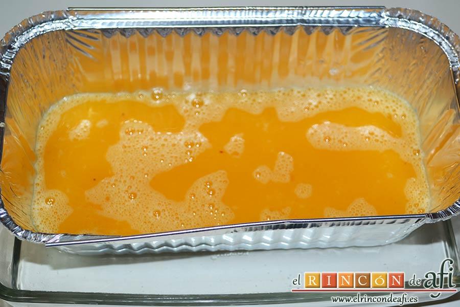 Tocinillo de cielo, poner la mezcla en el molde, y poner el molde en un recipiente para horno más grande con agua para el baño María