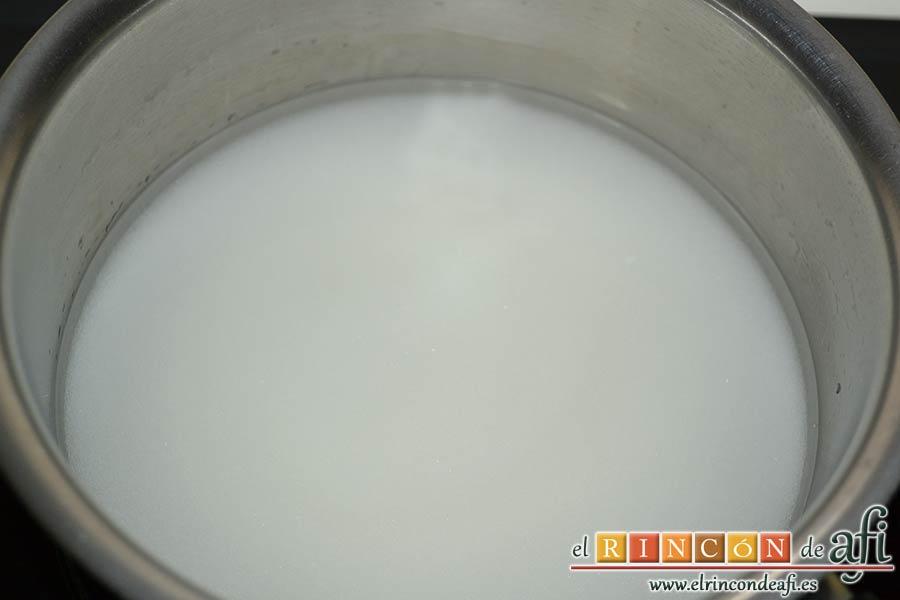 Tocinillo de cielo, preparamos el almíbar poniendo en un caldero el azúcar con agua