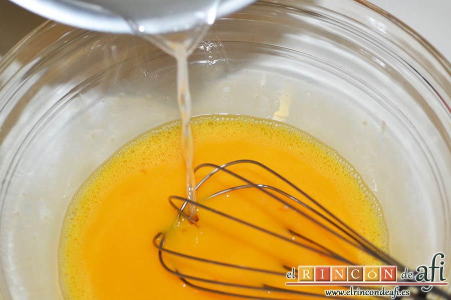 Tocinillo de cielo, añadir el almíbar ya frío poco a poco a los huevos