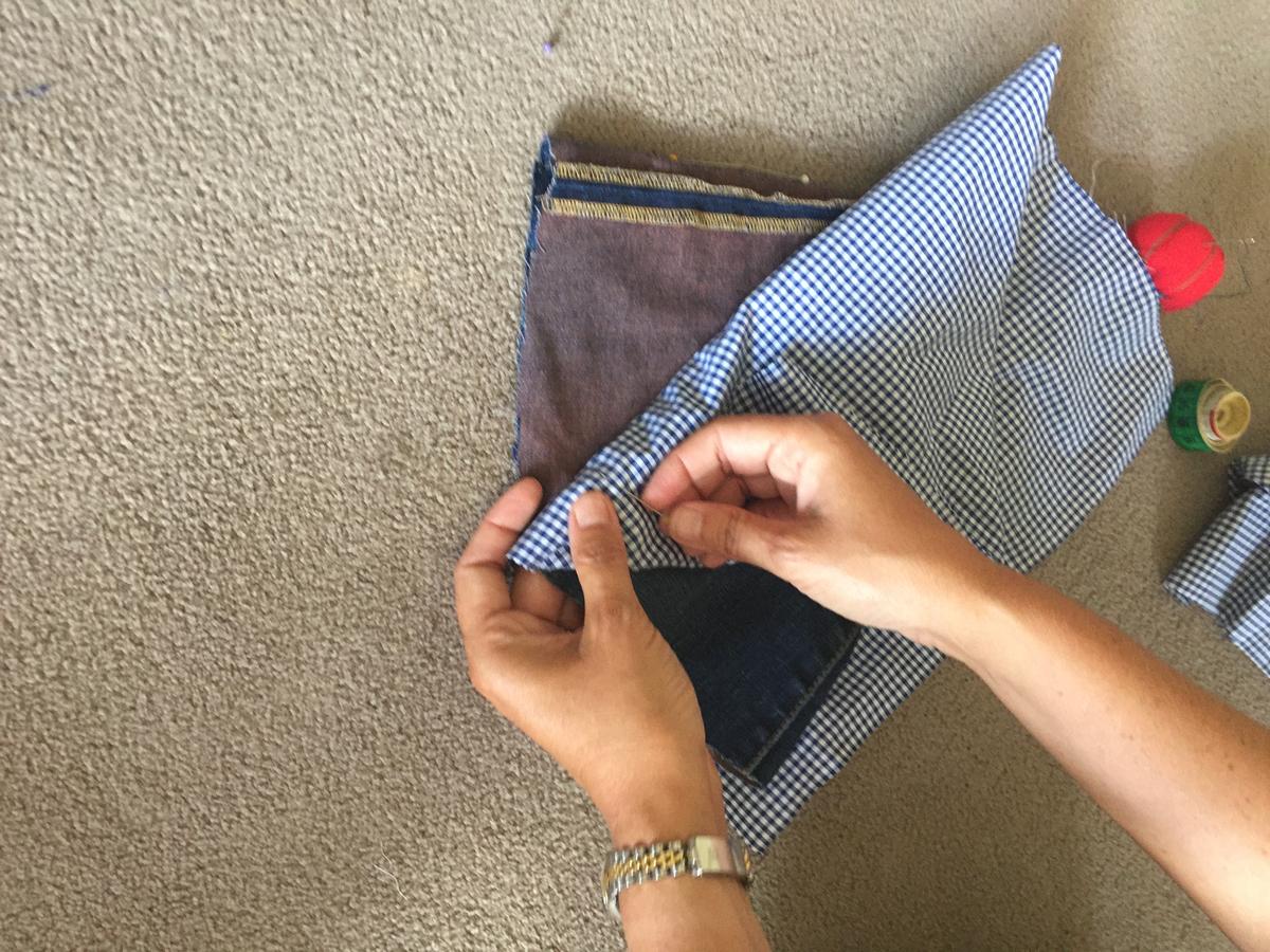 colocamos la tela a 4cm de la parte de arriba del saco