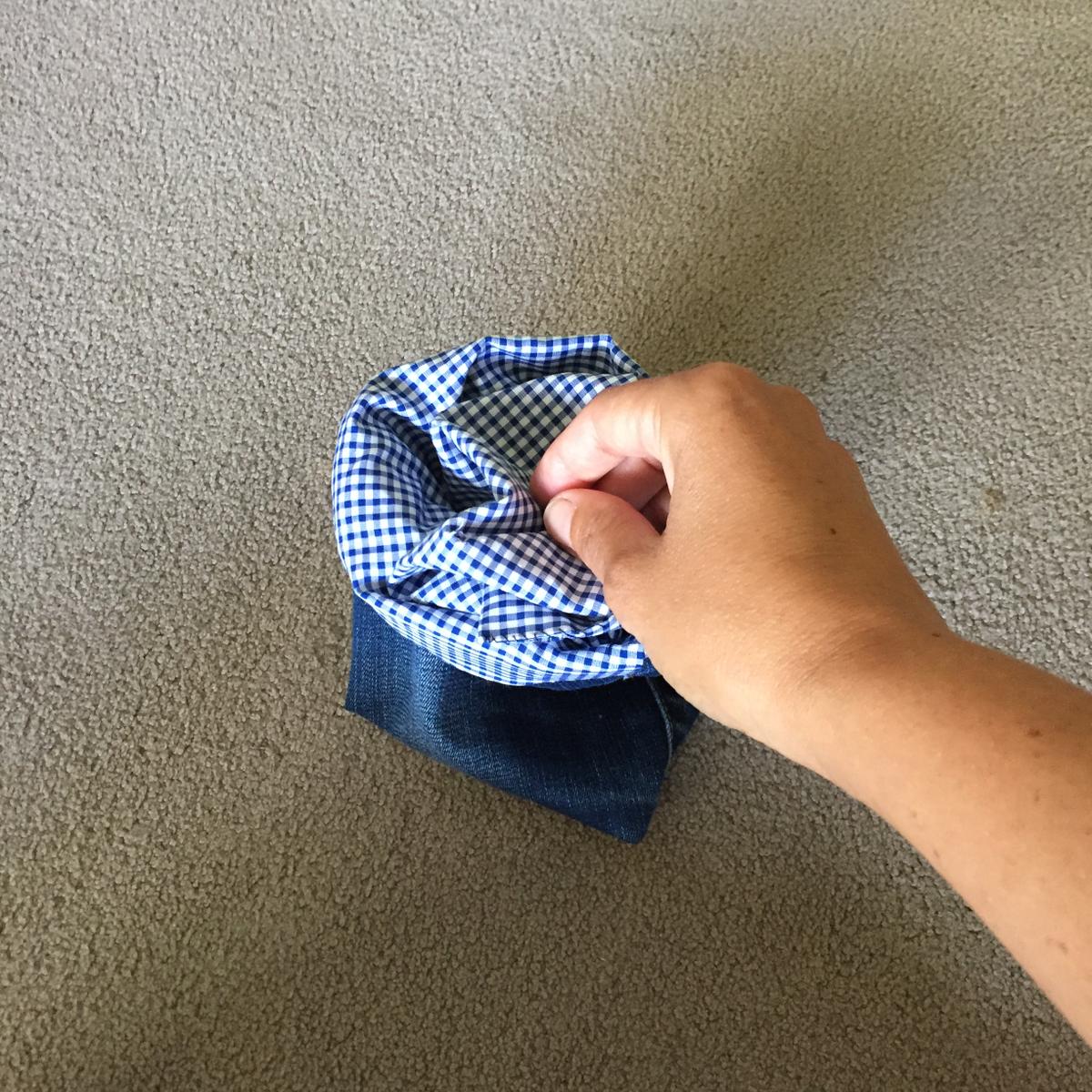 metemos la tela dentro del saco vaquero