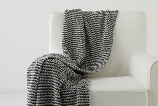 Renovar un sofá anticuado con mantas