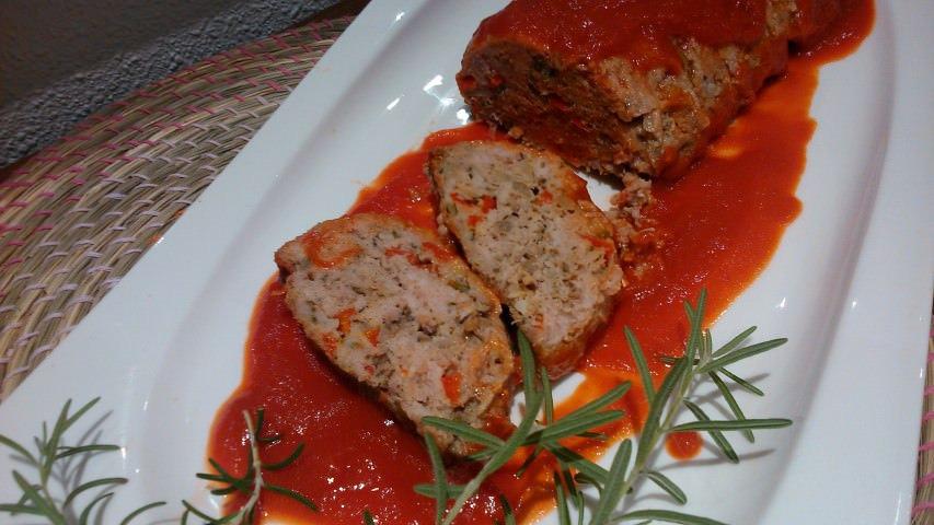 Pastel de carne con salsa de tomate