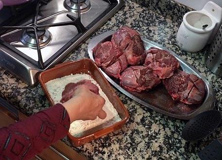 Lo rebozamos con harina