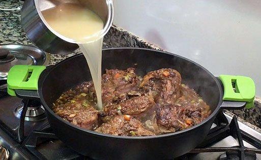 Vertemos un poco de caldo