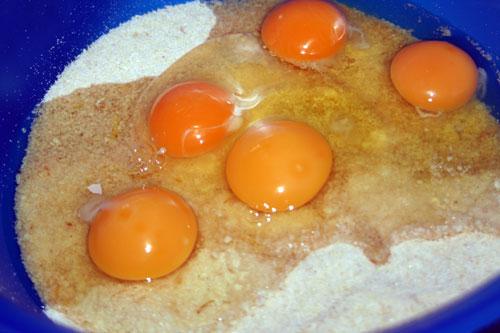 añadir-huevos-a-la-masa-Tarta-de-Santiago