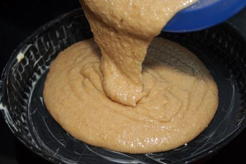 verter-la-masa-de-la-Tarta-de-Santiago-en-el-molde