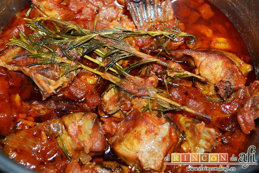 Conejo guisado con sidra y romero, hacer en la olla exprés y comprobar que la carne está tierna