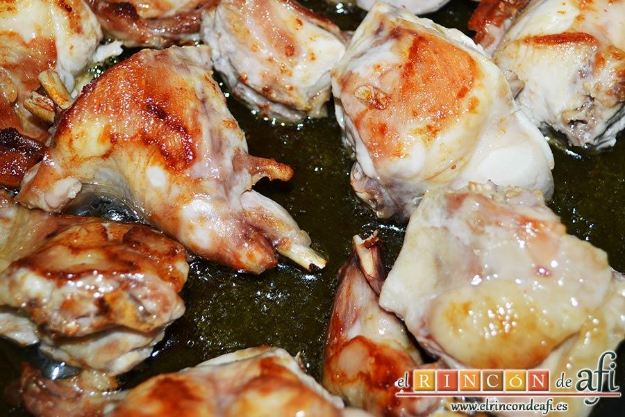 Conejo guisado con sidra y romero, doramos bien por ambos lados