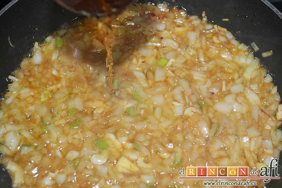 Conejo guisado con sidra y romero, cuando la cebolla esté translúcida añadimos el coñac