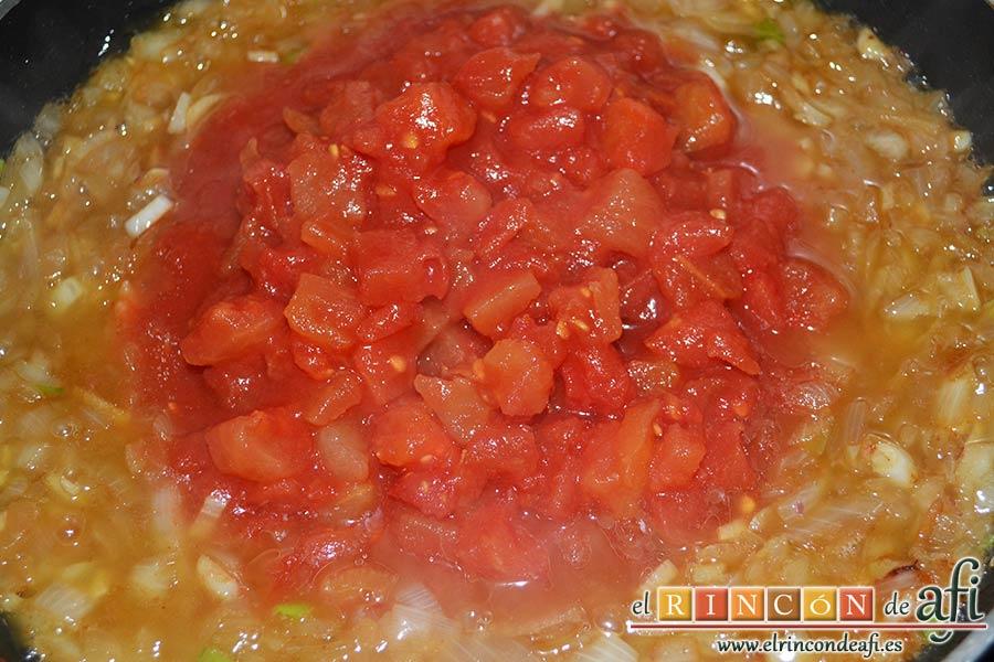 Conejo guisado con sidra y romero, dejamos que evapore el alcohol y añadimos el tomate troceado