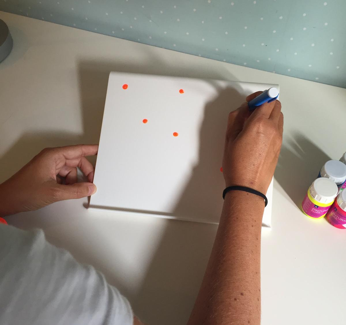 02. SOPORTE DE TABLET MULTICOLOR - CON LA GOMA PINTAMOS LOS PUNTOS