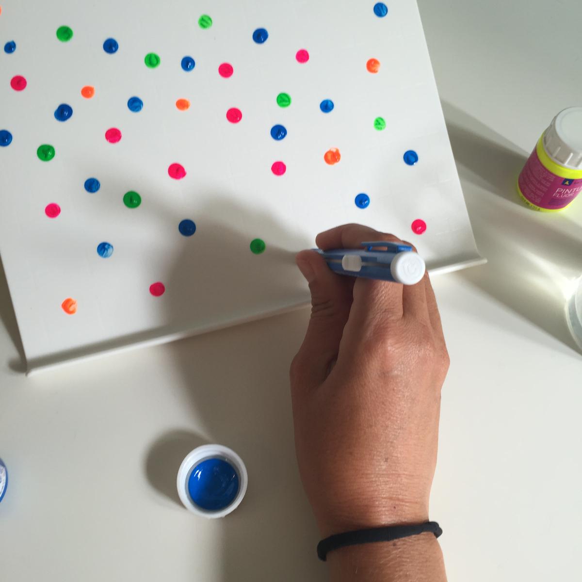 03. SOPORTE DE TABLET MULTICOLOR - ALTERNAMOS LOS COLORES