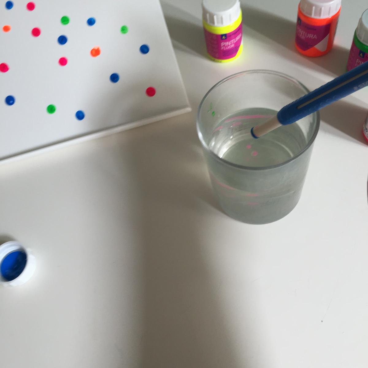 04. SOPORTE DE TABLET MULTICOLOR - LIMPIAMOS LA GOMA