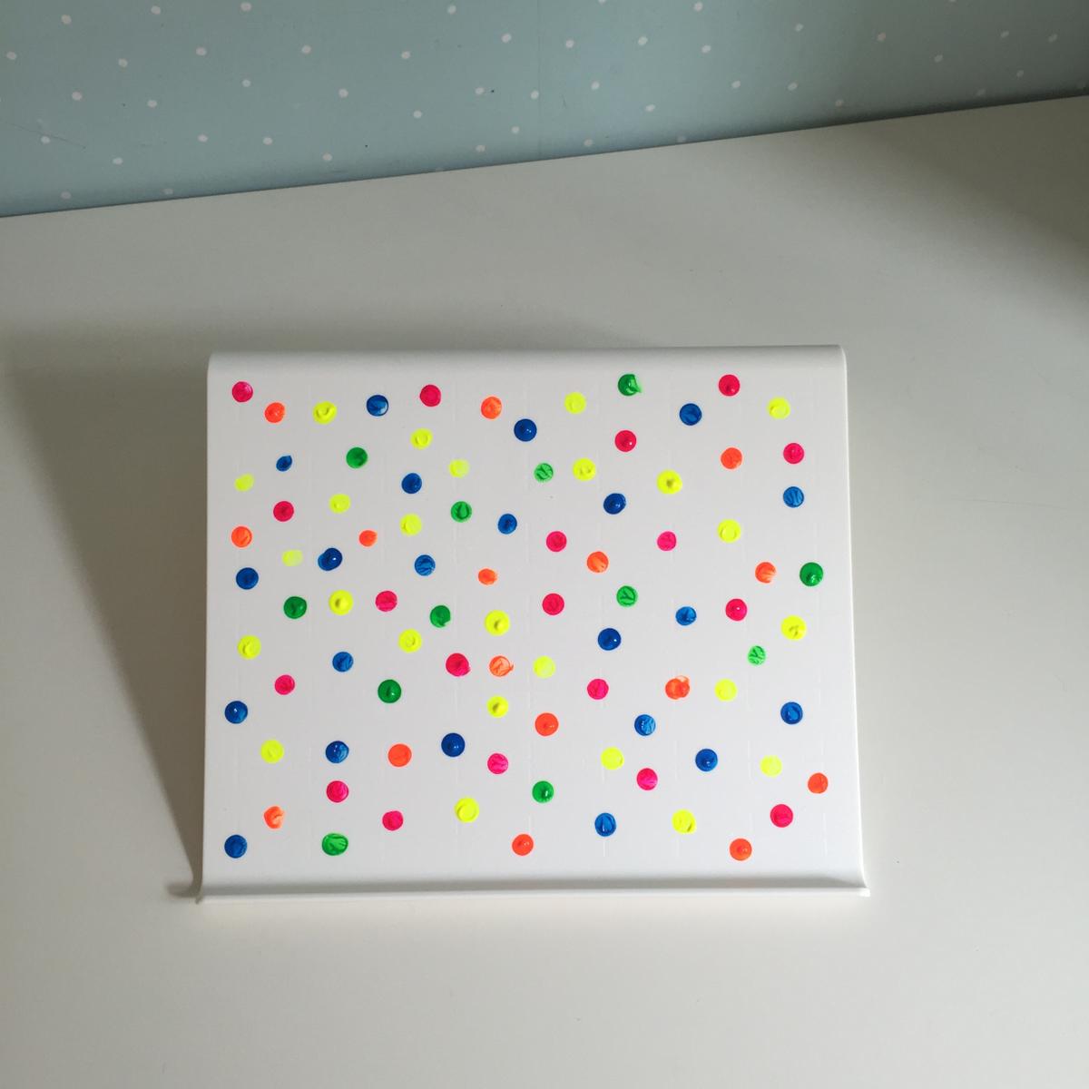 06. SOPORTE DE TABLET MULTICOLOR - DEJAMOS SECAR