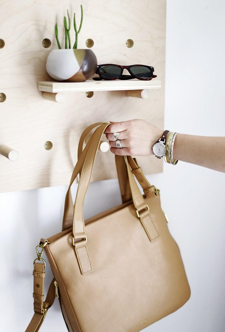 DIY para recibidores - Coloca los ganchos, las baldas y tus accesorios