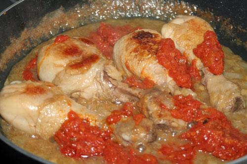 agregar-la-salsa-de-tomate-frito-al-Pollo