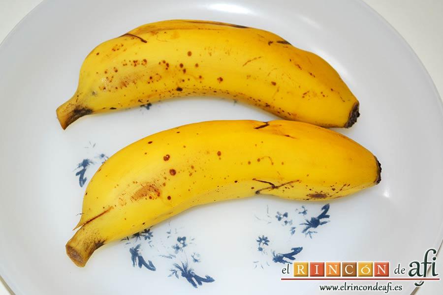 Plátanos amasados con gofio, elegir dos plátanos bien maduros
