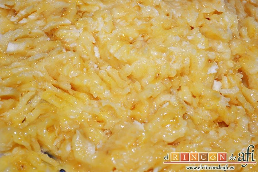 Plátanos amasados con gofio, machacarlos con la ayuda de un tenedor