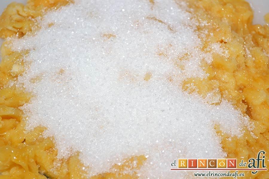 Plátanos amasados con gofio, añadir por encima el azúcar