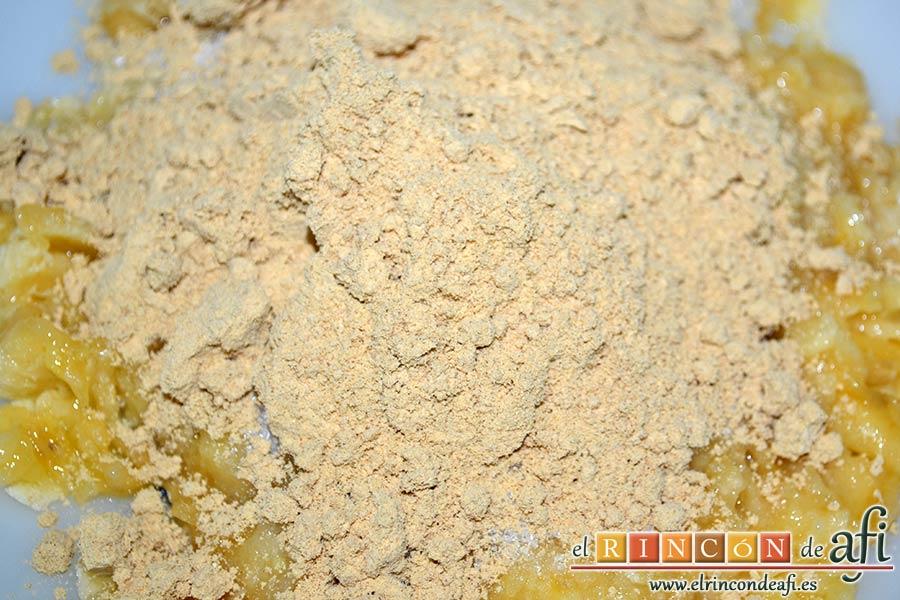 Plátanos amasados con gofio, añadir las cucharadas de gofio